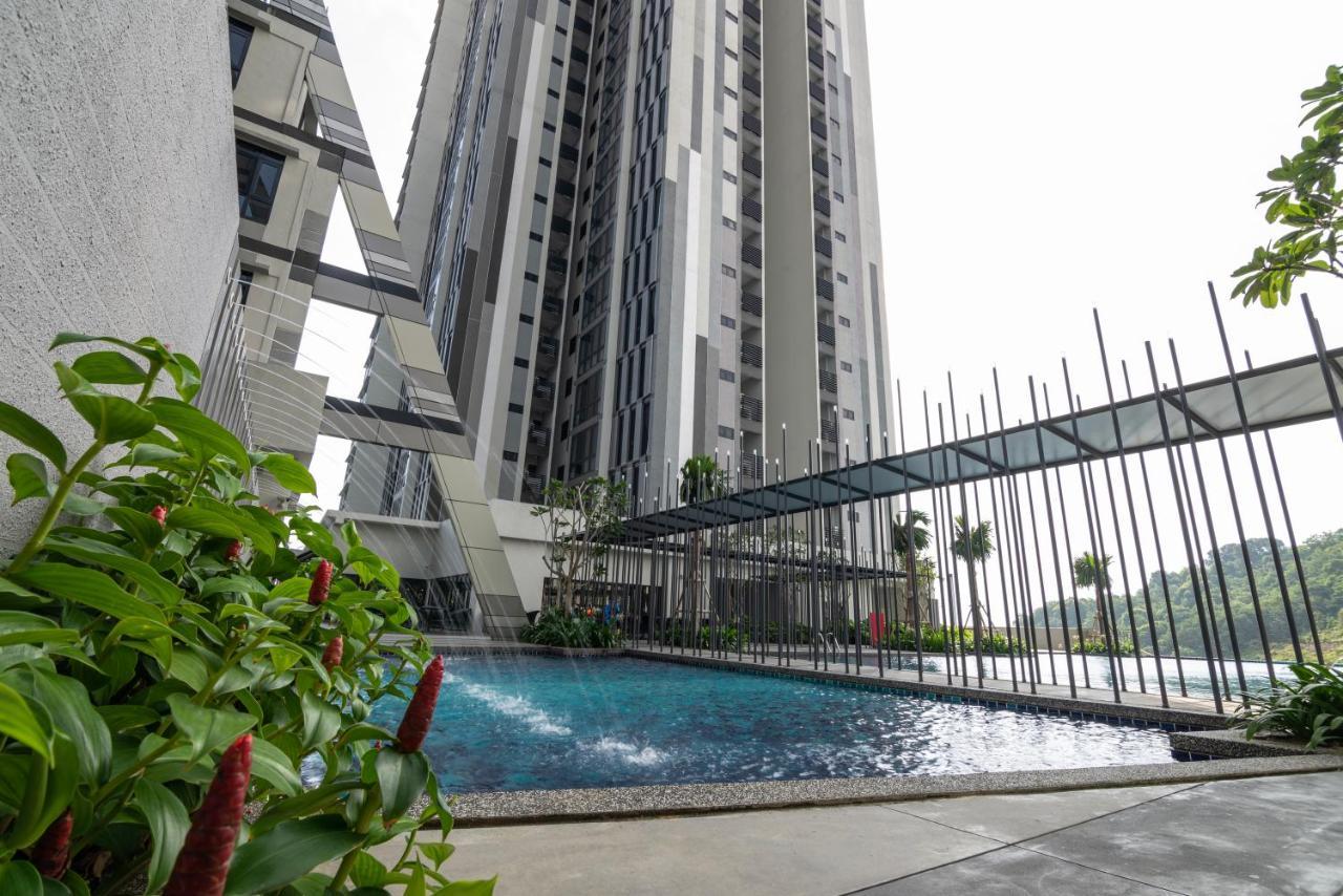 Ramada Meridin Johor Bahru Нусаяя Екстер'єр фото