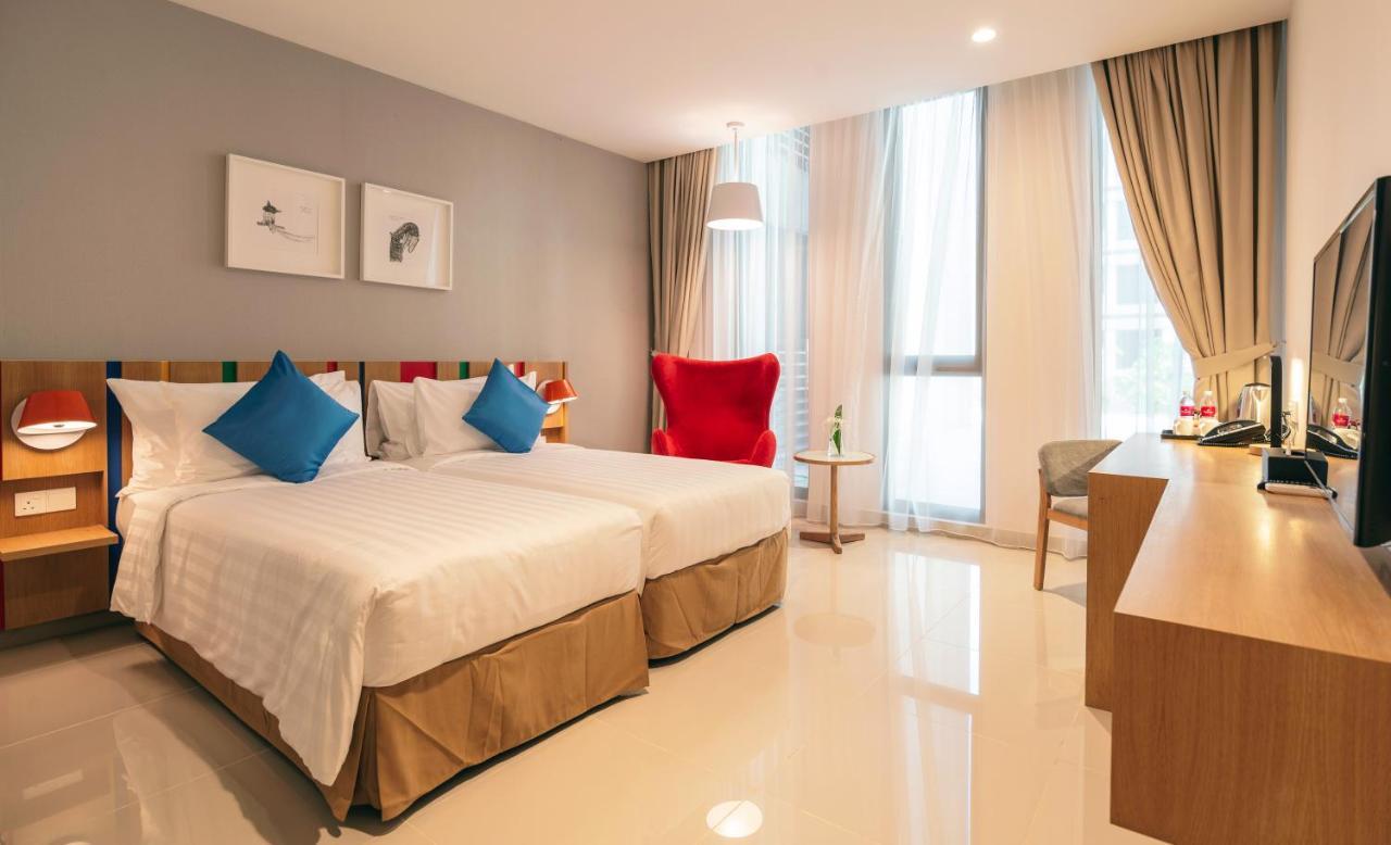 Ramada Meridin Johor Bahru Нусаяя Екстер'єр фото