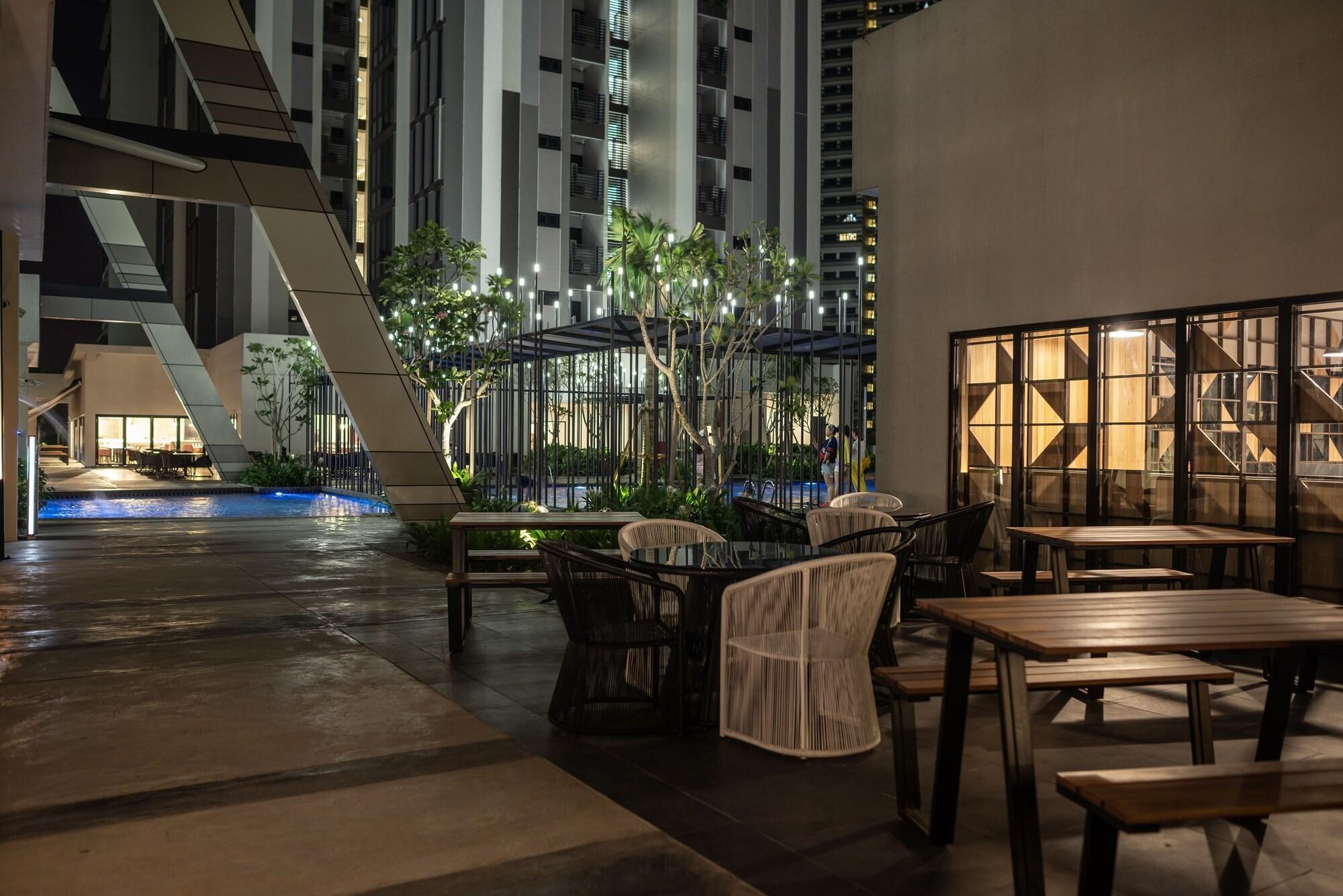 Ramada Meridin Johor Bahru Нусаяя Екстер'єр фото
