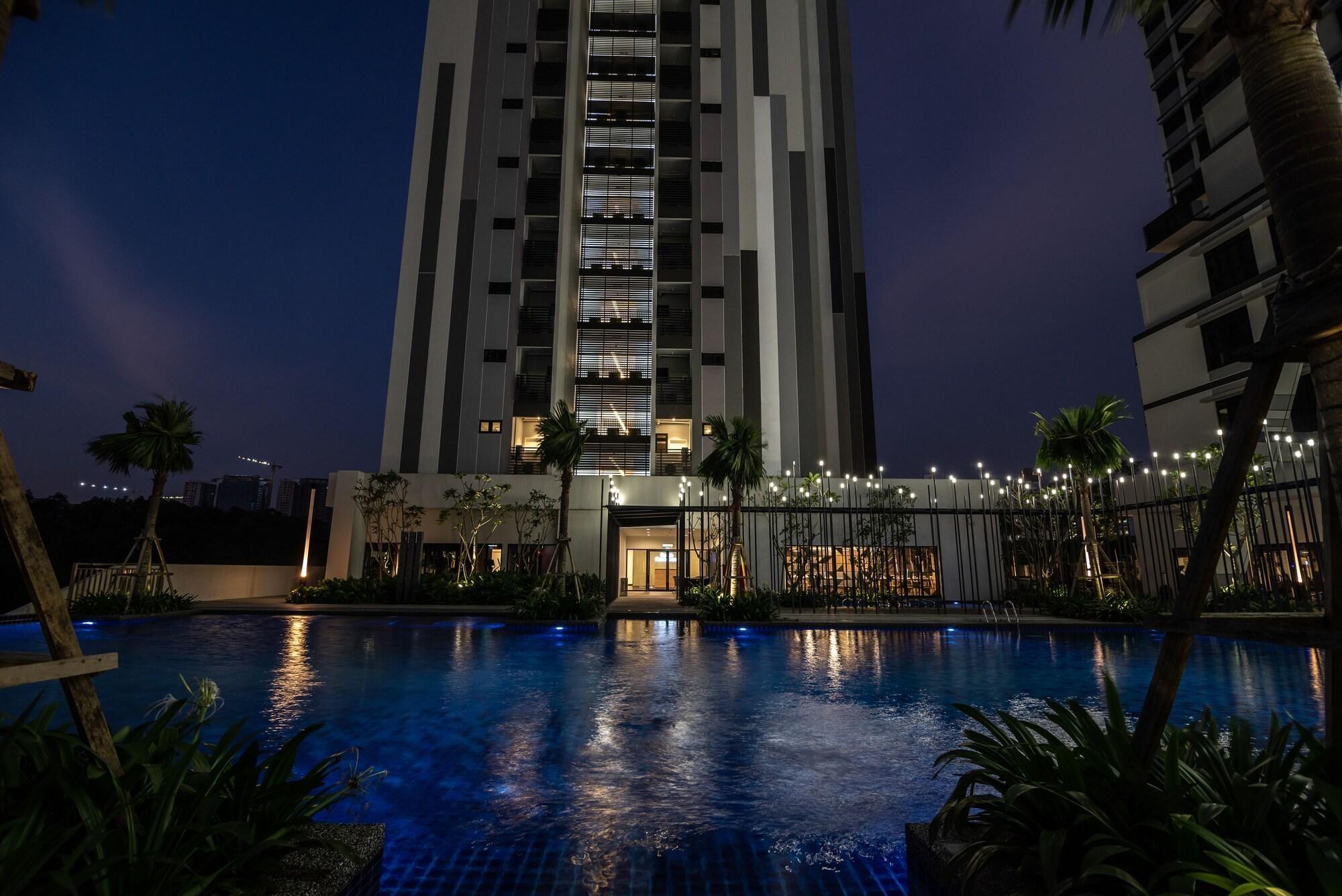 Ramada Meridin Johor Bahru Нусаяя Екстер'єр фото