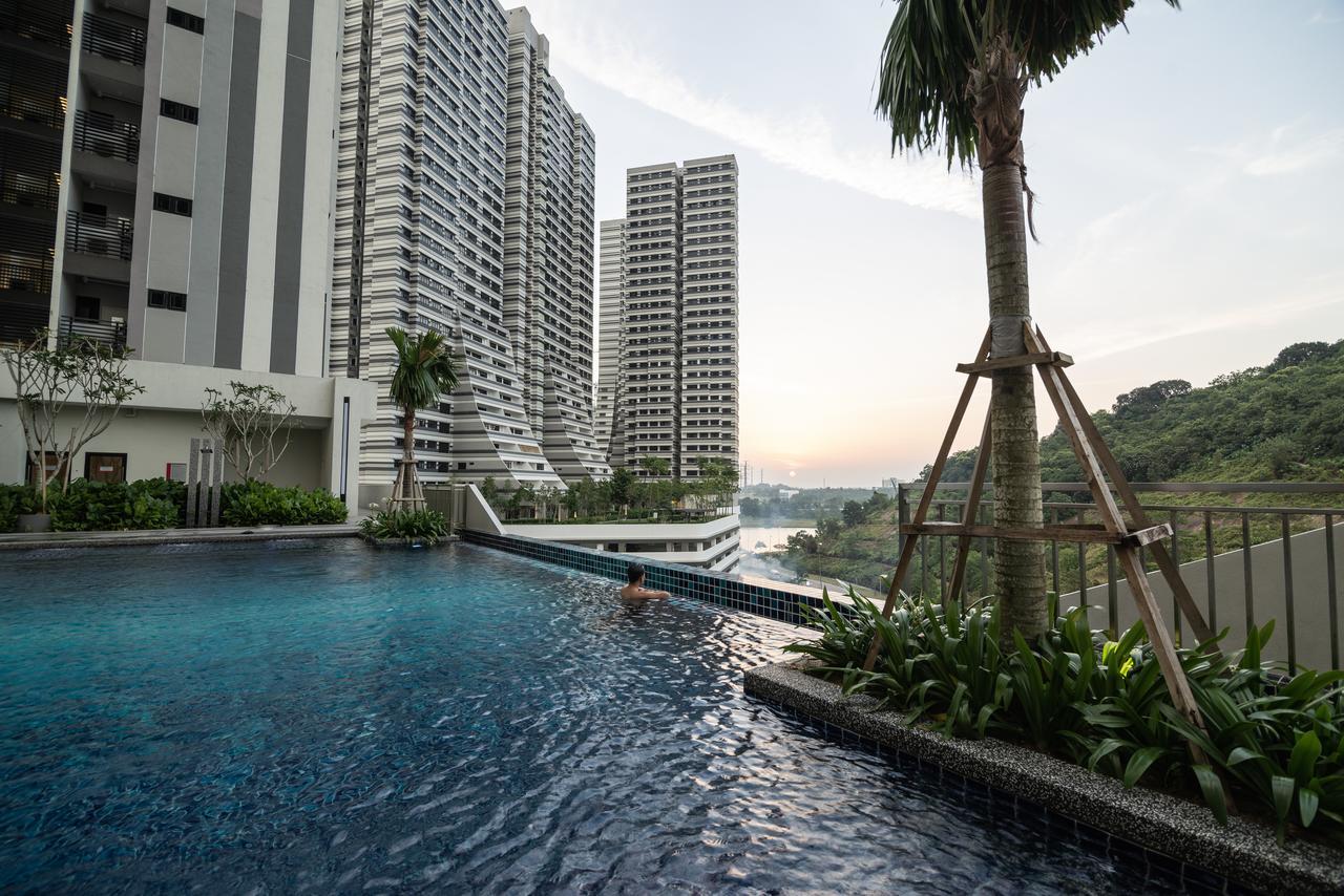 Ramada Meridin Johor Bahru Нусаяя Екстер'єр фото